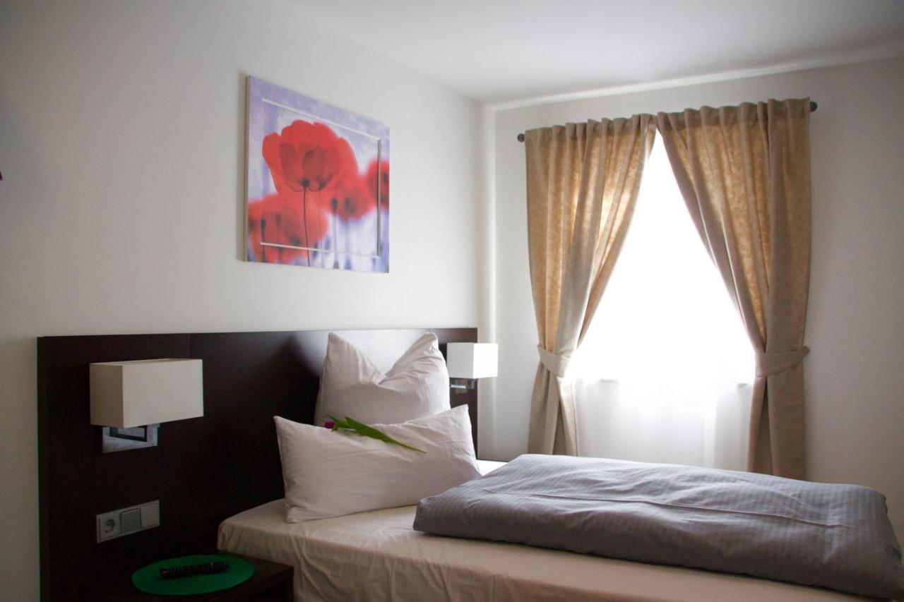 Hotel Im Ried Донаувёрт Номер фото
